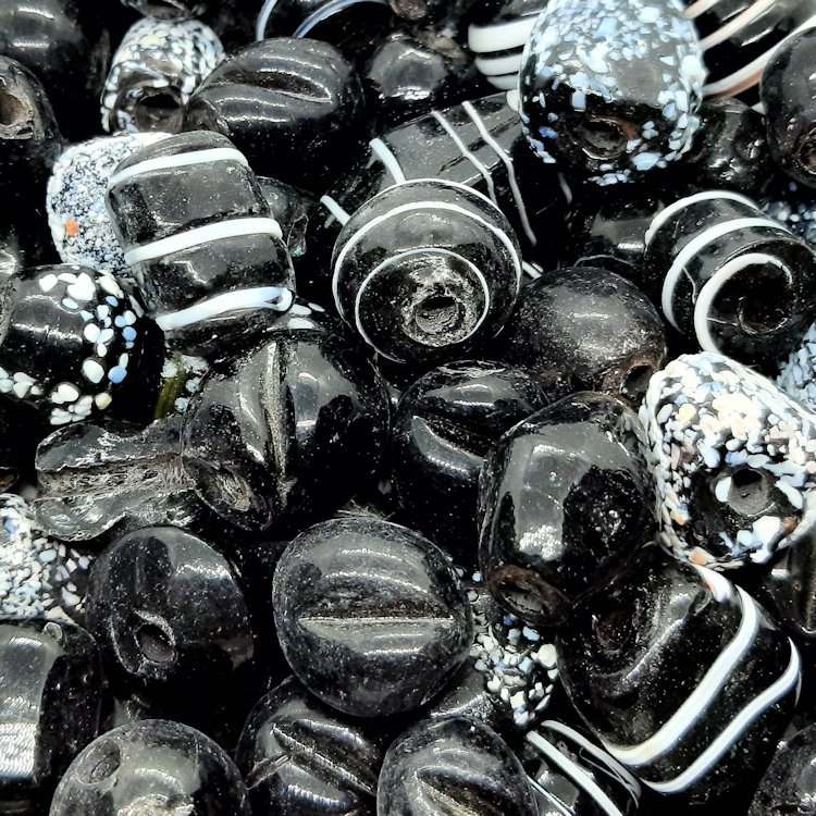glaskralenmix-zwart-met-groter-rijggat