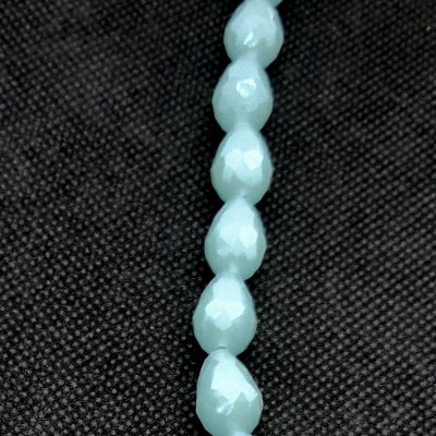 DQ-glaskralen-facet-geslepen-druppel-ijsblauw-opal