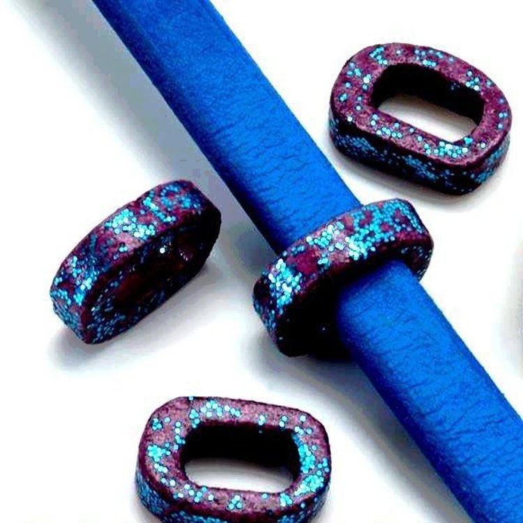 kraal van keramiek voor regaliz leer paars met blauwe glitters